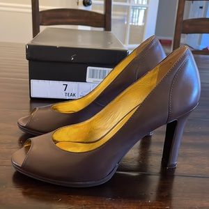 Shauna OT Pump Banana Republic 7 Teak Made in Brazil